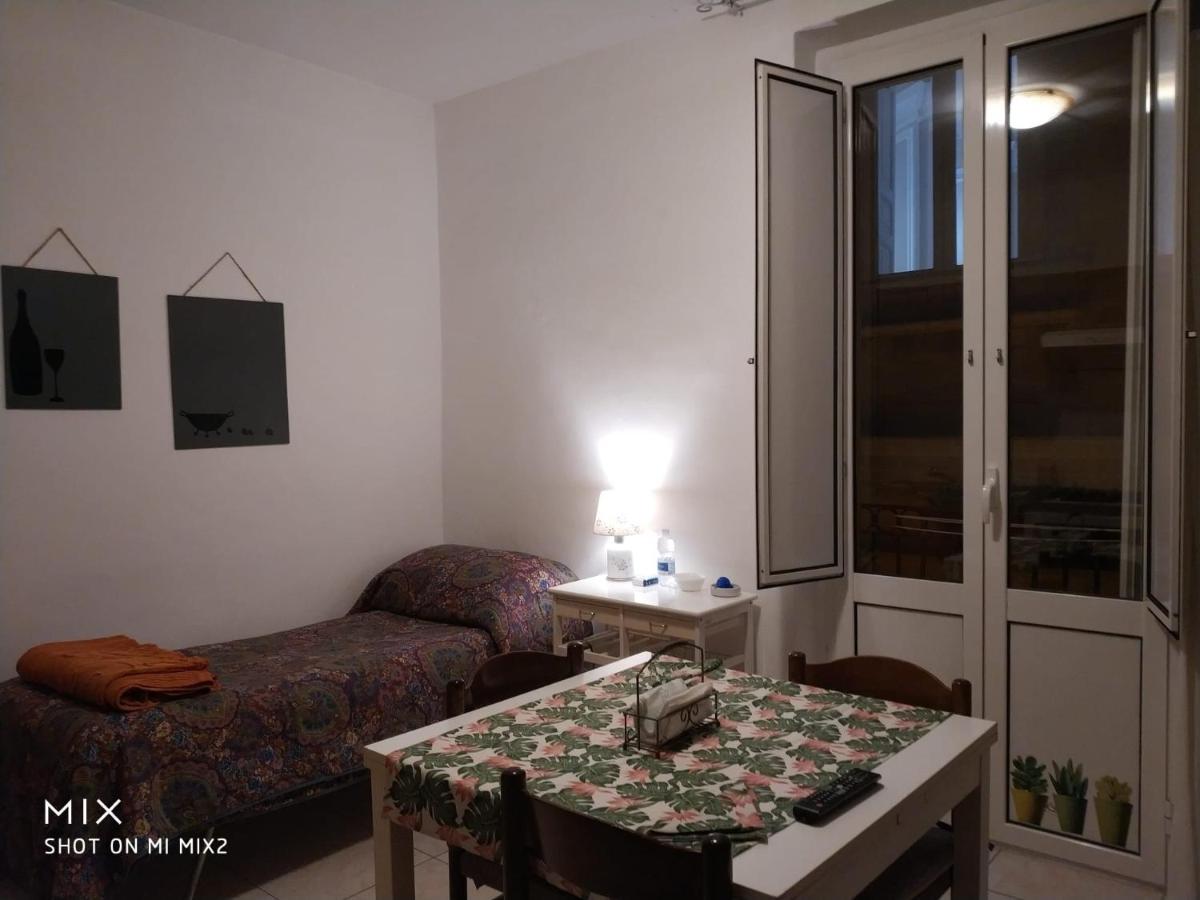 Camere Simili A Ostello Solo Per Uomini - Hostel-Like Rooms Only For Man Taranto Eksteriør billede