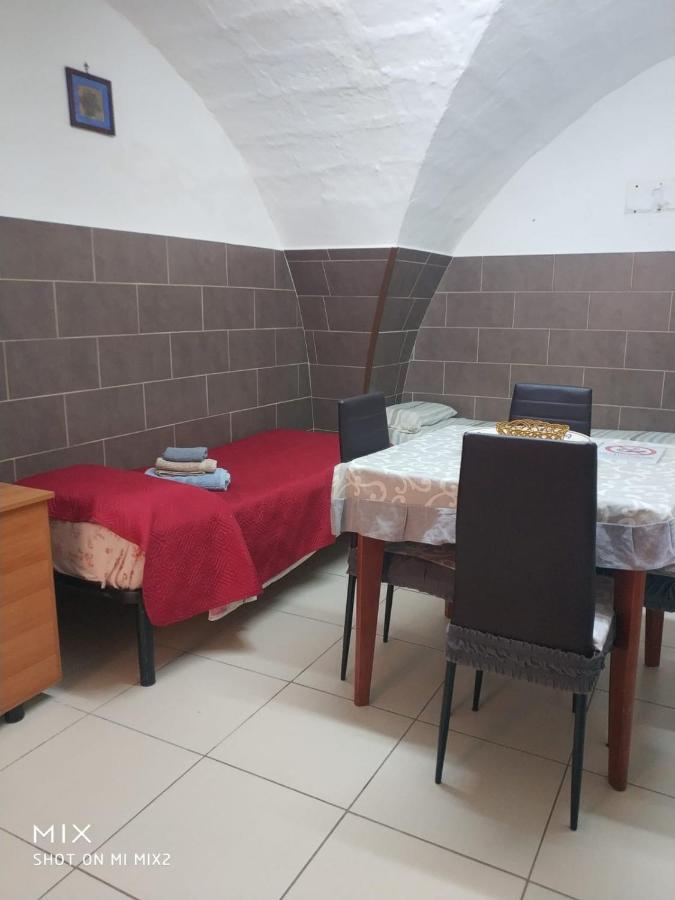 Camere Simili A Ostello Solo Per Uomini - Hostel-Like Rooms Only For Man Taranto Eksteriør billede